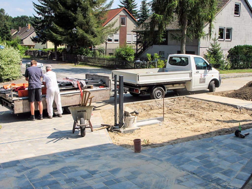 August 2015 - Außenanlage für Stadtvilla, Glienicke Nordbahn Pflasterarbeiten und Zaun