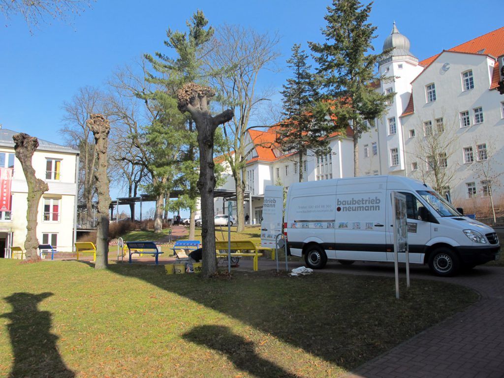 März 2016 - Krankenhaus, Woltersdorf Aufstellen von Parkbänken