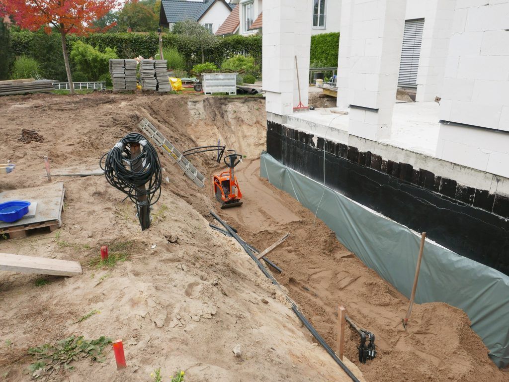 Oktober 2020 - Anbau an ein Einfamilienhaus, Schöneiche bei Berlin - Verfüllung Keller